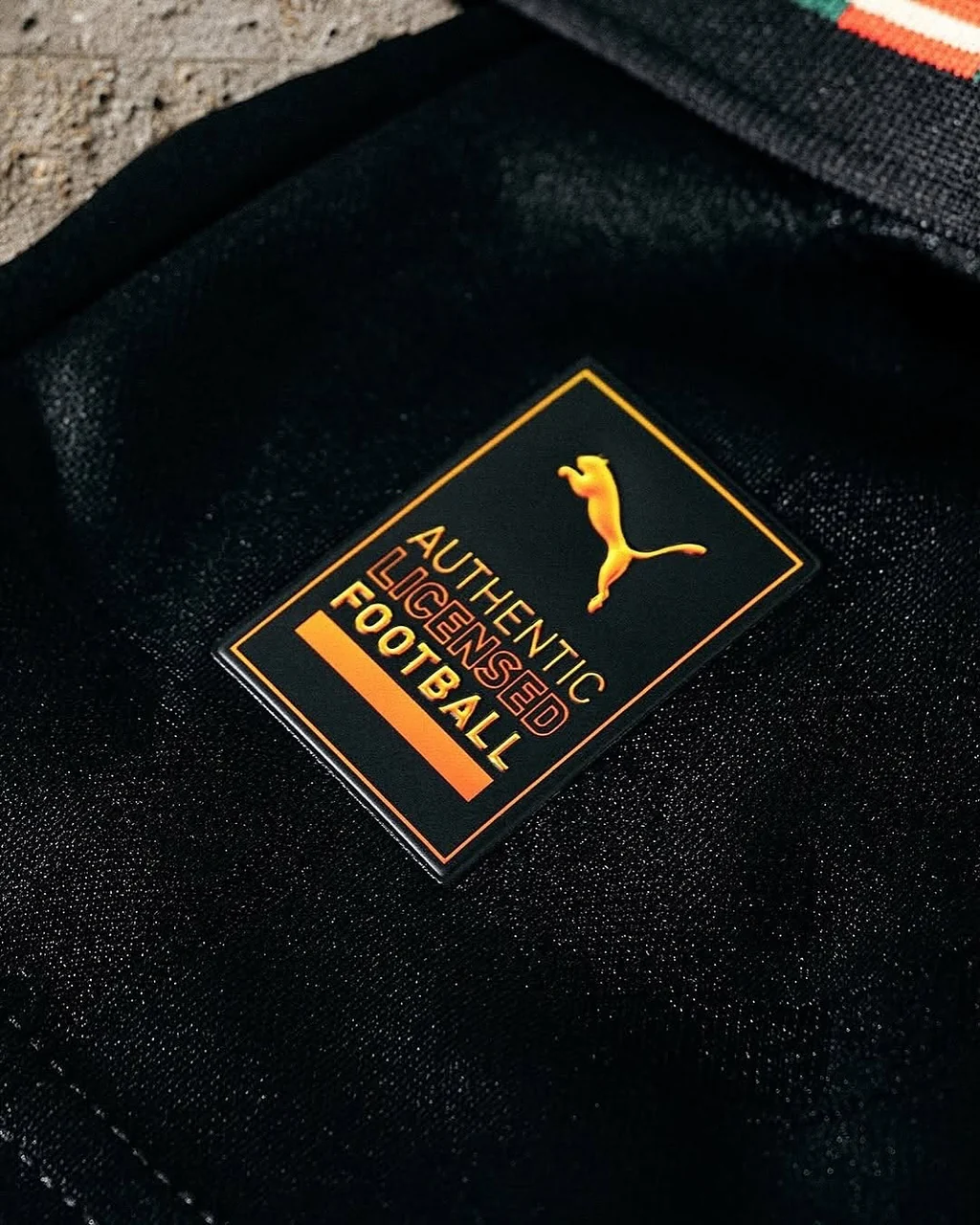 Detalhe etiqueta Authentic Licensed Football camisola preta