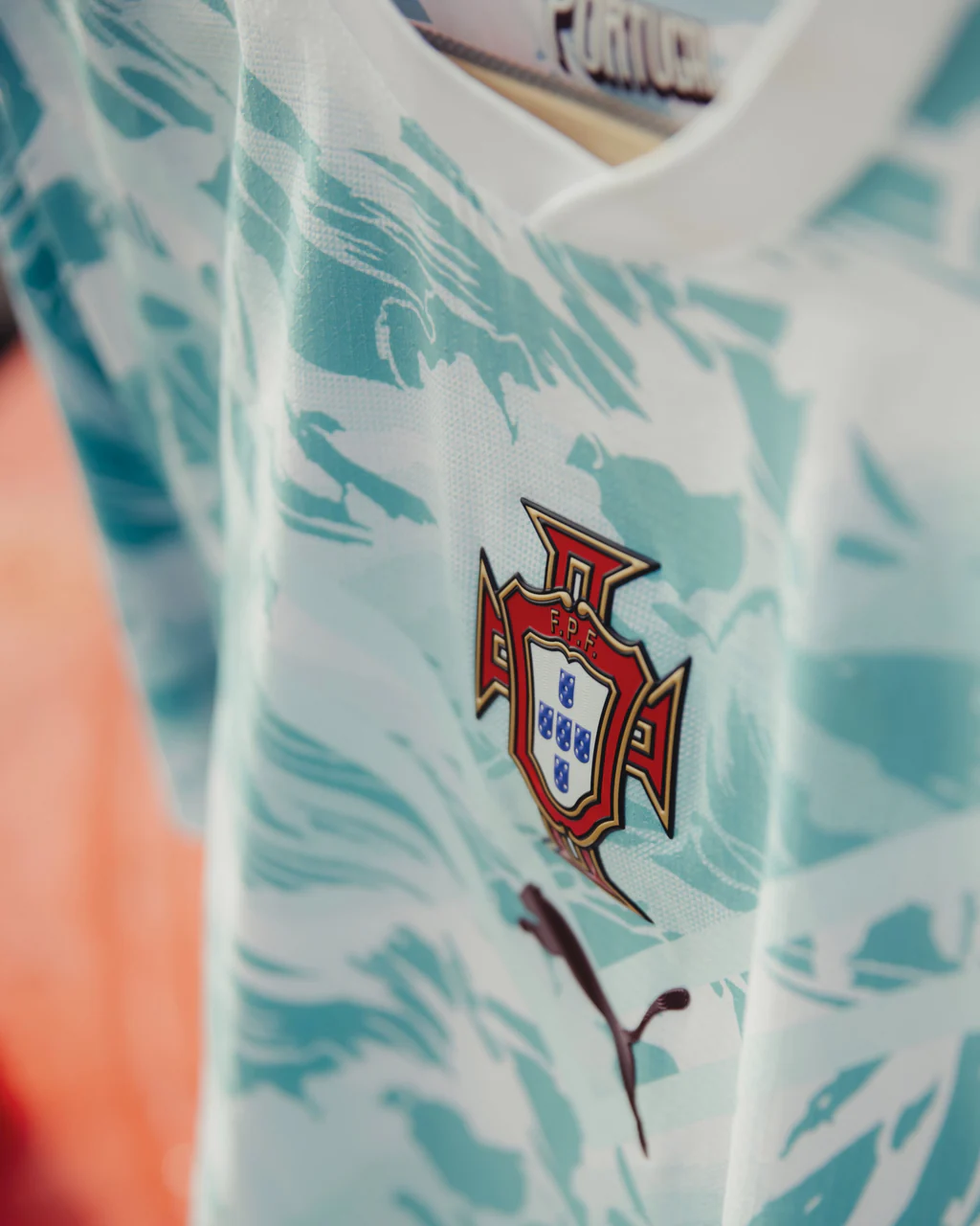 Camisola azul/branca Portugal 2026 - detalhe