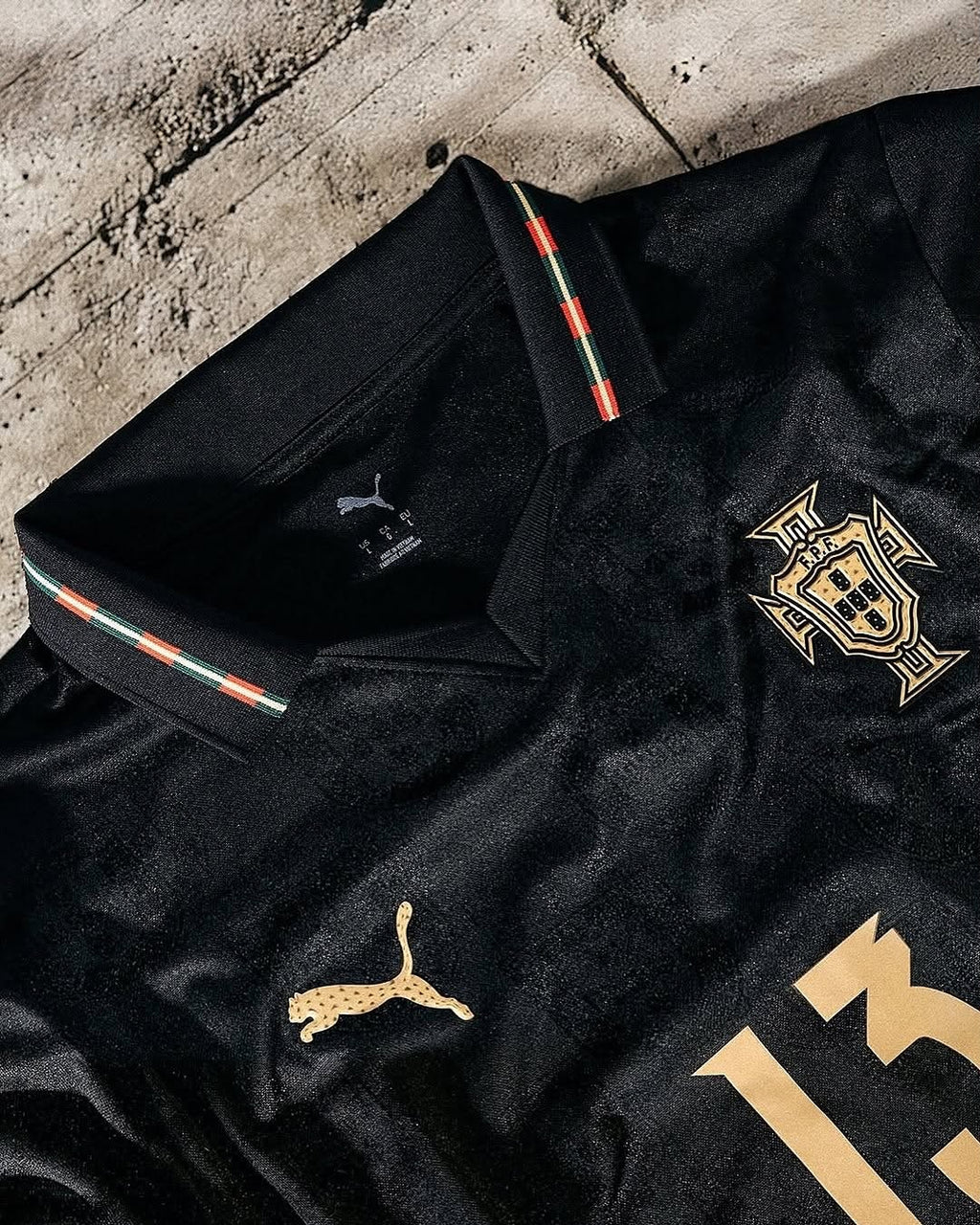Camisola preta Portugal 2026 - detalhe