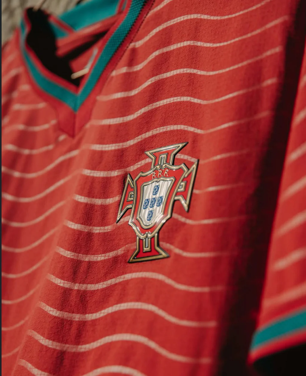 Camisola vermelha Portugal 2026 - detalhe